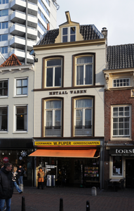 913176 Gezicht op de voorgevel van het pand Oudegracht 120 (W. Pijper Metaalwaren en Gereedschappen) te Utrecht.